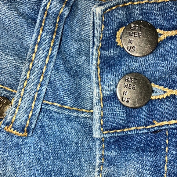 My sister bought them for me, I tried them on and they didn’t fit me. - Picture 3 of 7